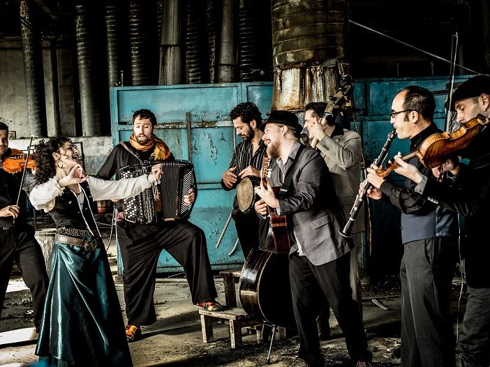 La Barcelona Gipsy balKan Orchestra accende con i suoi ritmi Hiroshima mon amour