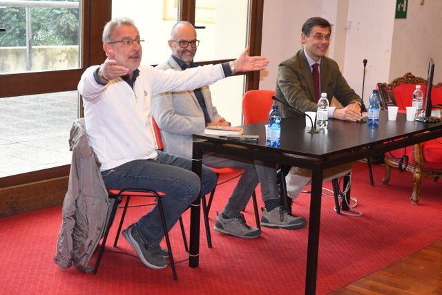 tavolo con relatori