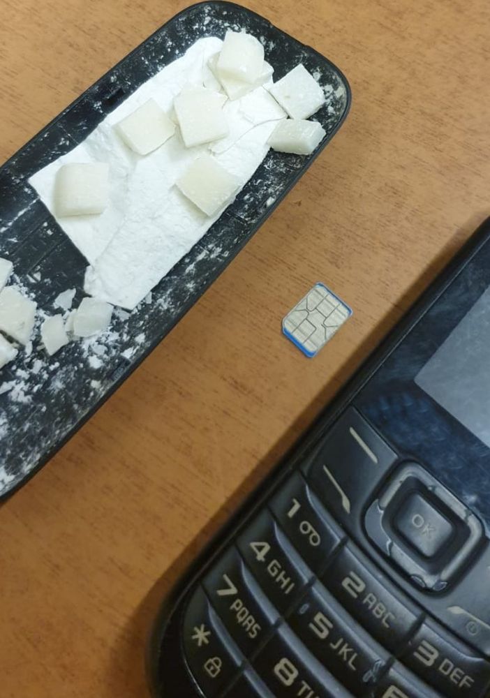 Batteria del cellulare con droga nascosta all'interno