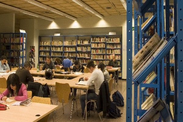 Da domani riaprono diverse biblioteche a Torino e riparte anche il servizio Bibliobus