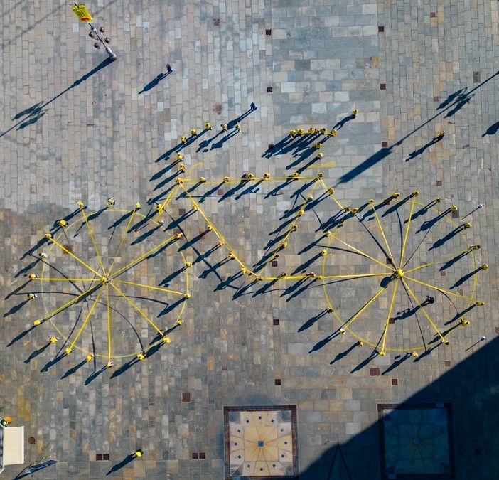 Una spettacolare bicicletta umana ha dato il via, in piazza Castello, alla festa per il Tour de France [VIDEO]