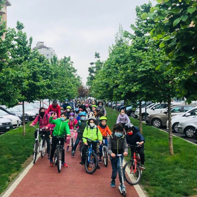 tanti bambini in bicicletta