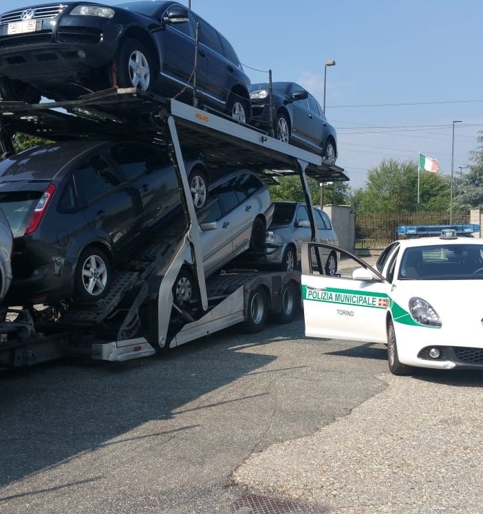 Sequestrate dalla Polizia Municipale in corso Vercelli auto destinate all'estero