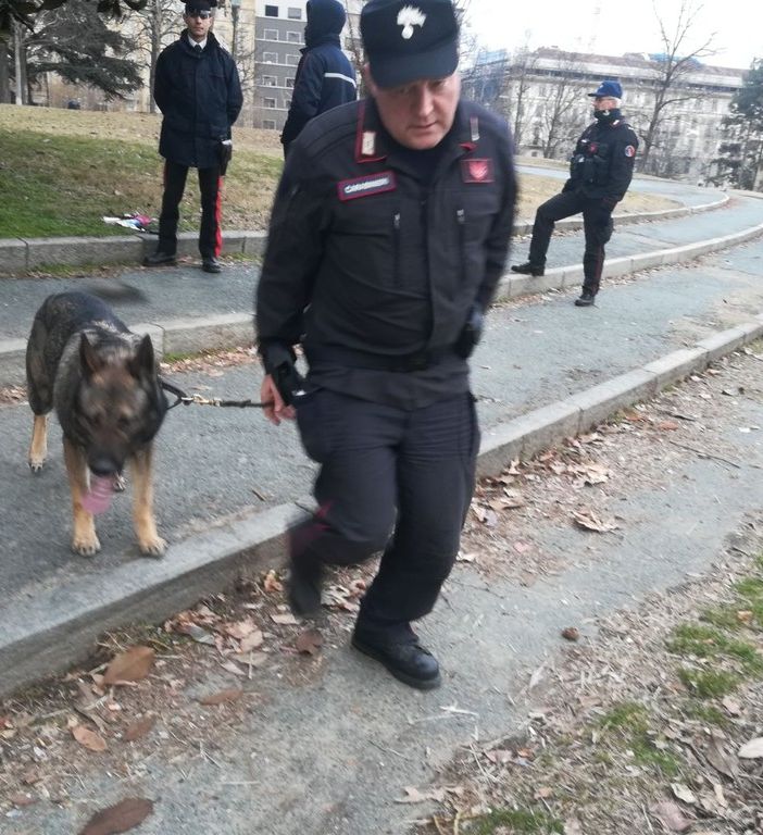 Valentino trasformato in un &quot;campo da golf della cannabis&quot;: i carabinieri intervengono travestiti da corridori (FOTO E VIDEO)