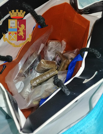 Spacciatore con il reddito di cittadinanza nascondeva 1.600 euro in contanti nella scatola dello champagne
