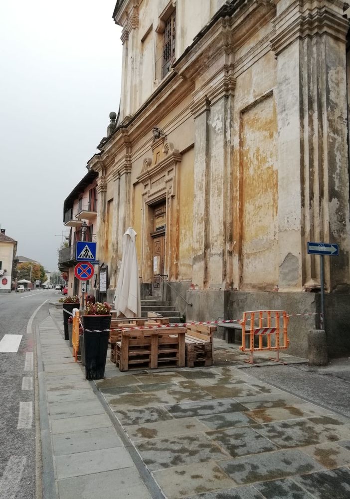 Cade un calcinaccio, transennata San Bernardino a Bricherasio