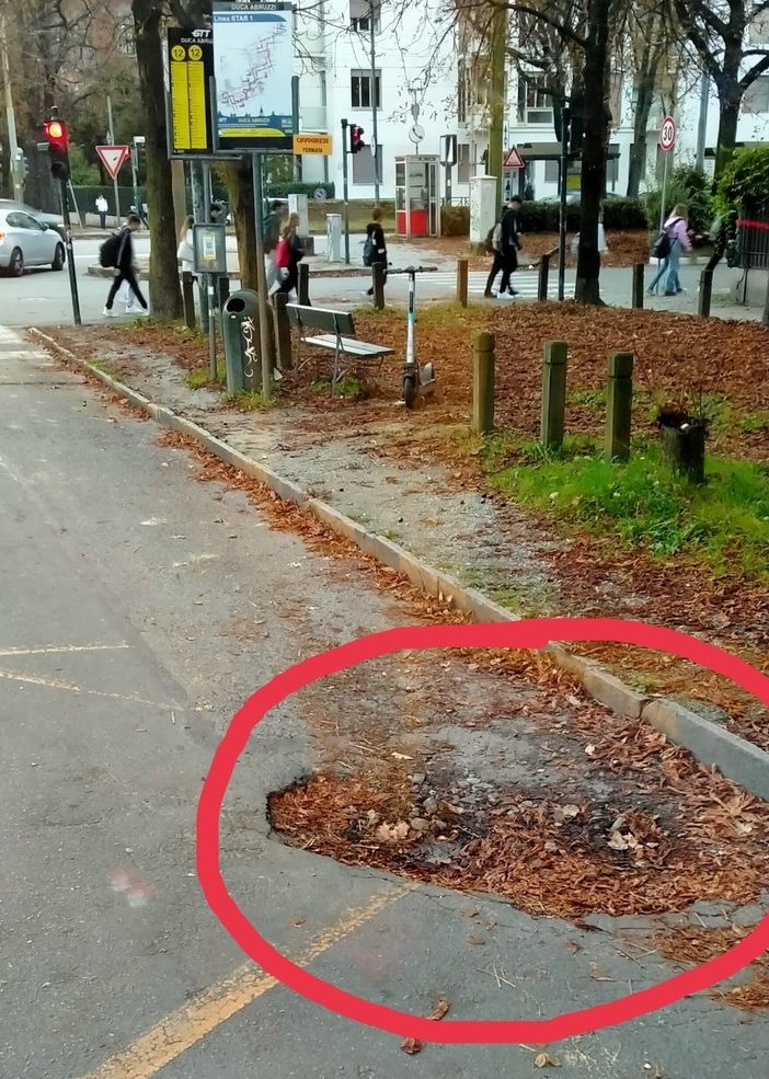 A Torino buche sull'asfalto non riparate per anni: &quot;Prima facciamo la metro 2&quot;