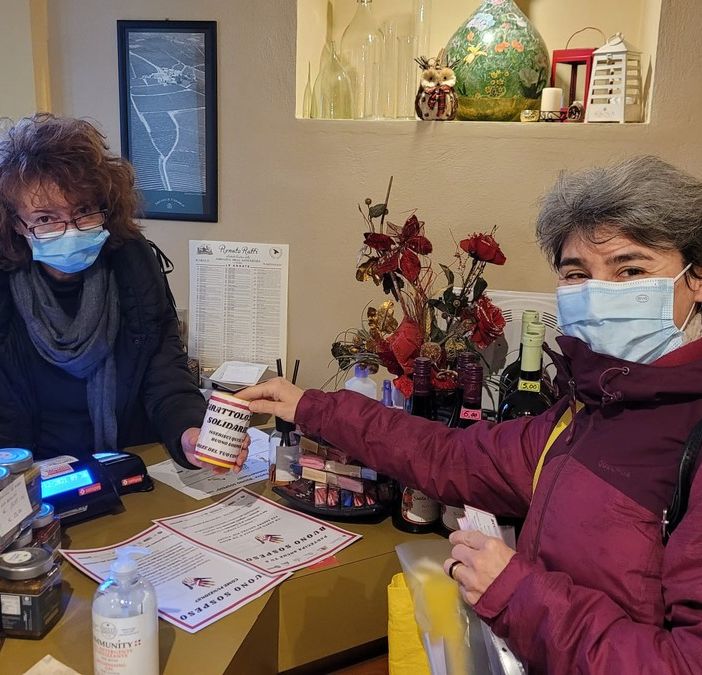 Persone che collaborano per solidarietà
