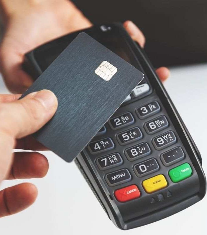 Usano il bancomat rubato a un anziano per pagare una corsa in taxi: arrestati