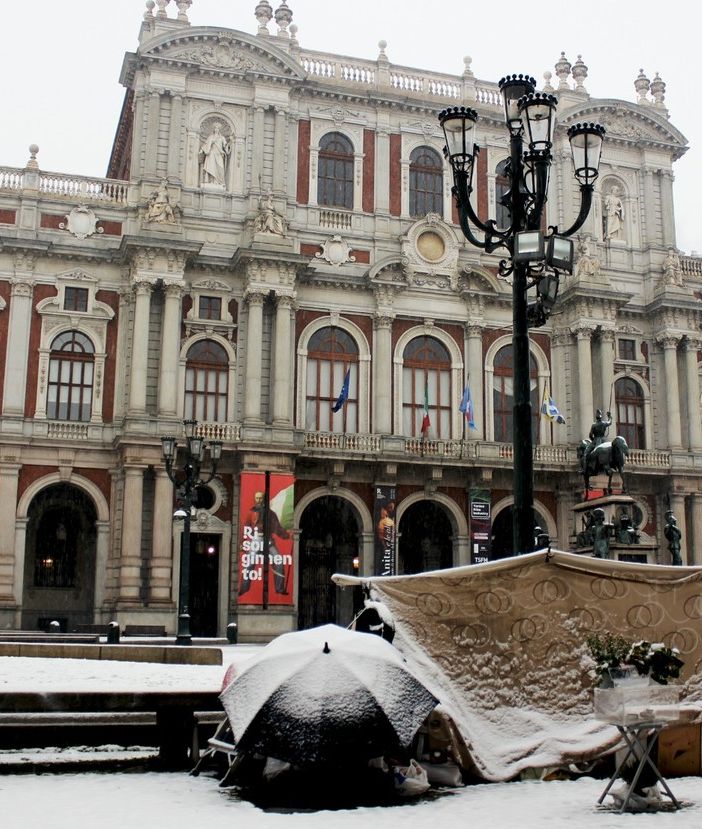 La neve e il dramma della solitudine: la tenda imbiancata in centro una ferita per Torino