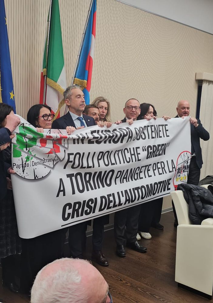 FdI contro M5S/Pd: &quot;Sostenete il &quot;green&quot;, ma a Torino piangete per l'automotive&quot;. I grillini: &quot;Siete voi al Governo&quot; [VIDEO]