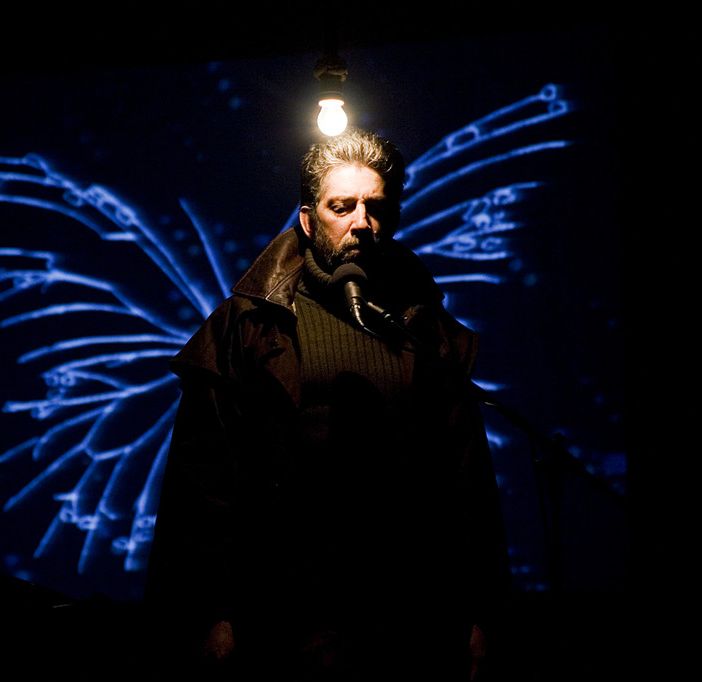 Vite in equilibrio sul peso di una farfalla: Erri De Luca a teatro