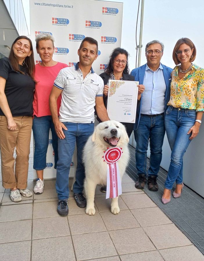 Persone con pastore maremmano