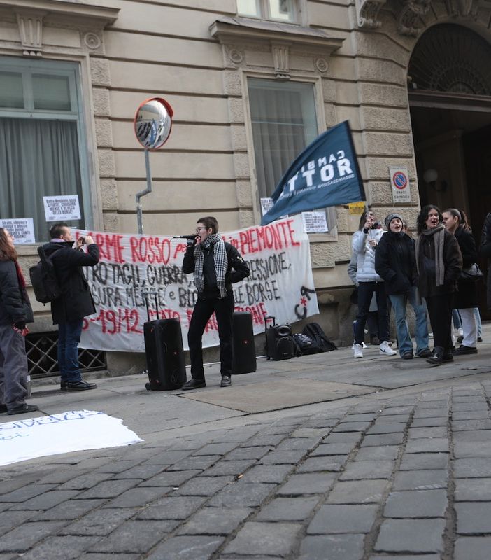 Borse, mense e residenze. Cambiare Rotta davanti alla Regione: “Dov’è il diritto allo studio?”