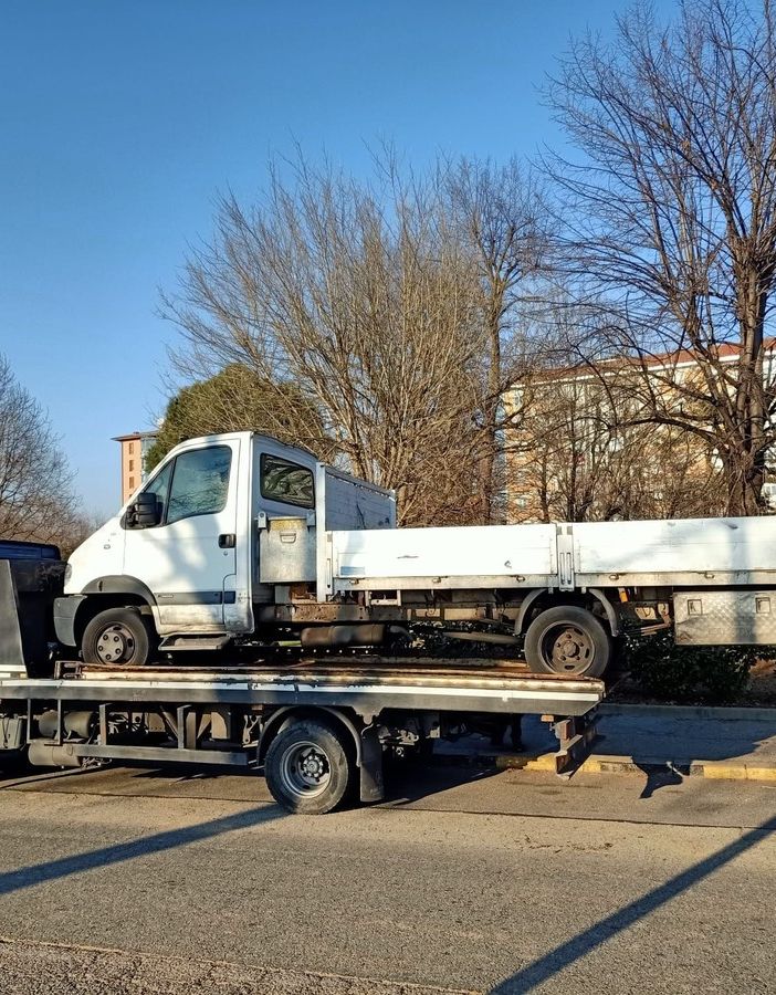 Il camion rimosso dopo un mese da Strada del Drosso