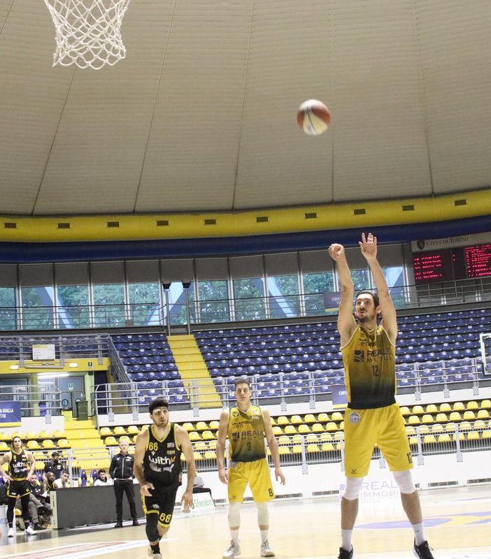 La Reale Mutua Basket Torino supera Napoli e la aggancia in vetta