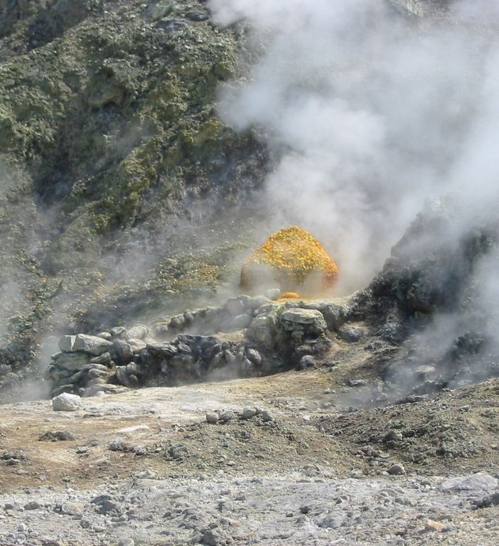 Famiglia torinese scivola nel cratere di una solfatara: muoiono padre, madre e figlio