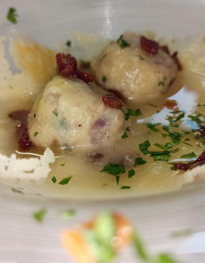LA RICETTA - Canederli di speck in brodo vegetale