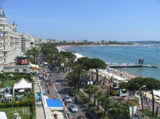 &quot;Cannes, il nostro confine del mondo&quot; L'esotismo di Cannes si manifesta in grande stile al Palais des Festivals et des Congrès in tutta la Francia!