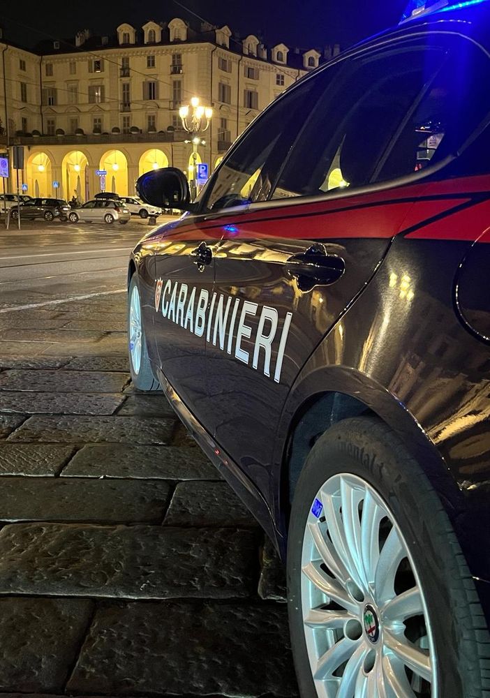 Chivasso, sfonda con un mattone la vetrina di un negozio per rubare delle scarpe