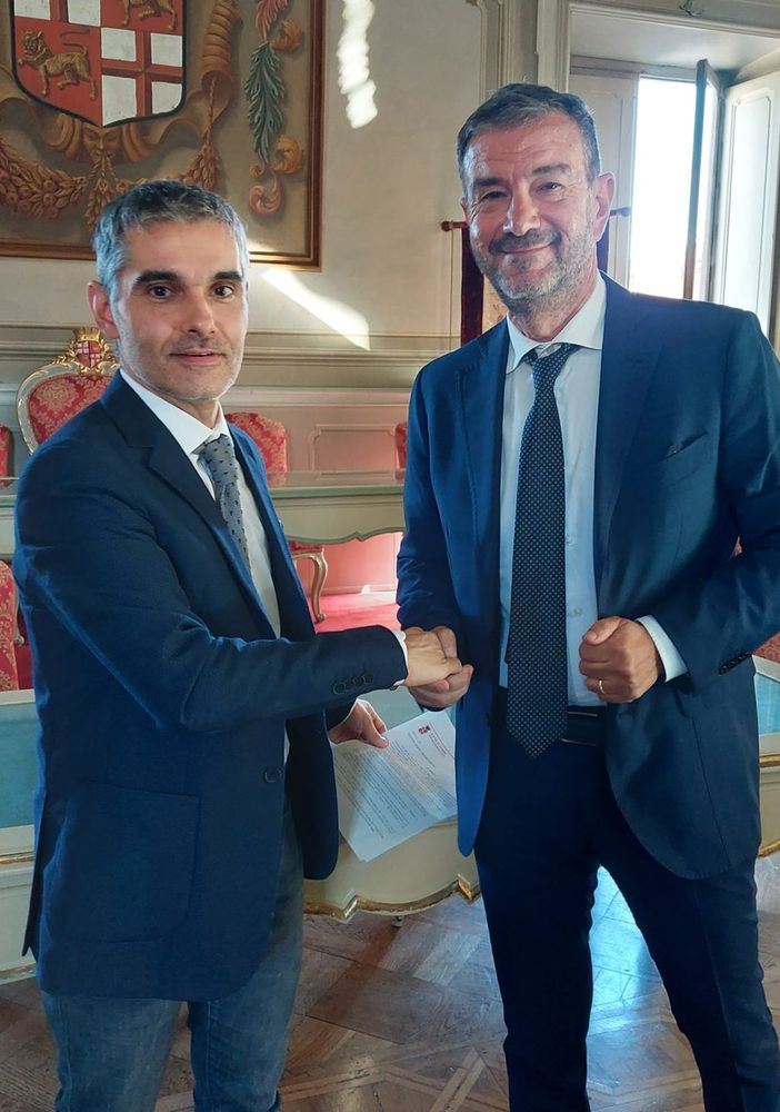 stretta di mano tra due persone