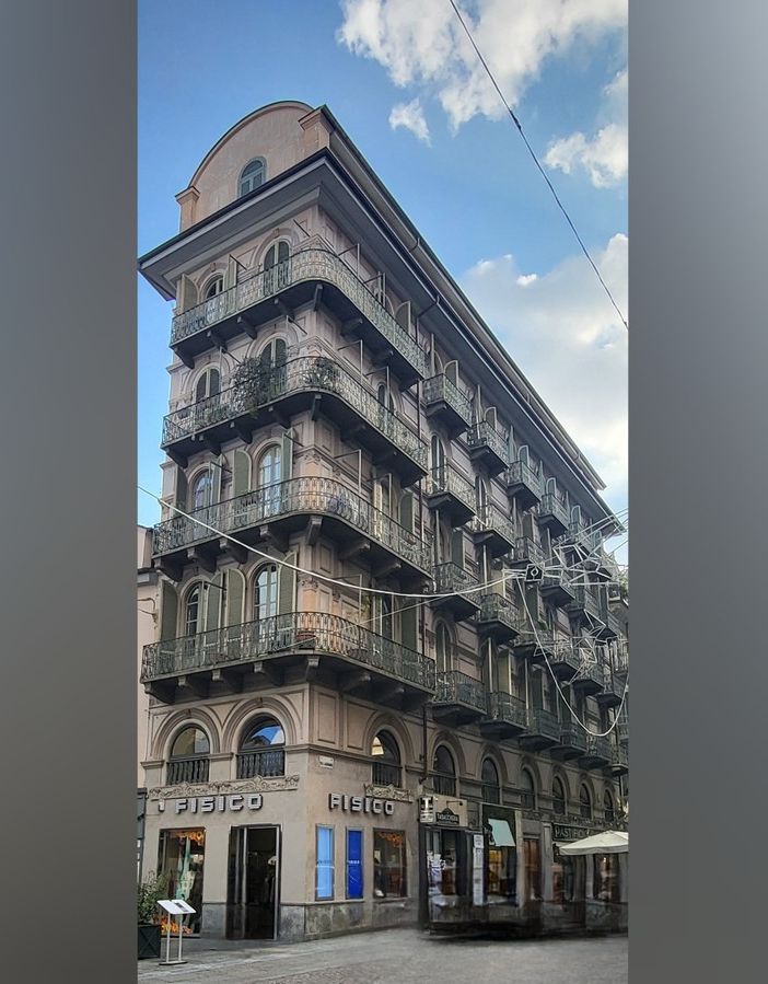 A Torino c'è la casa senza finestre: sapete dove si trova e da chi fu realizzata?