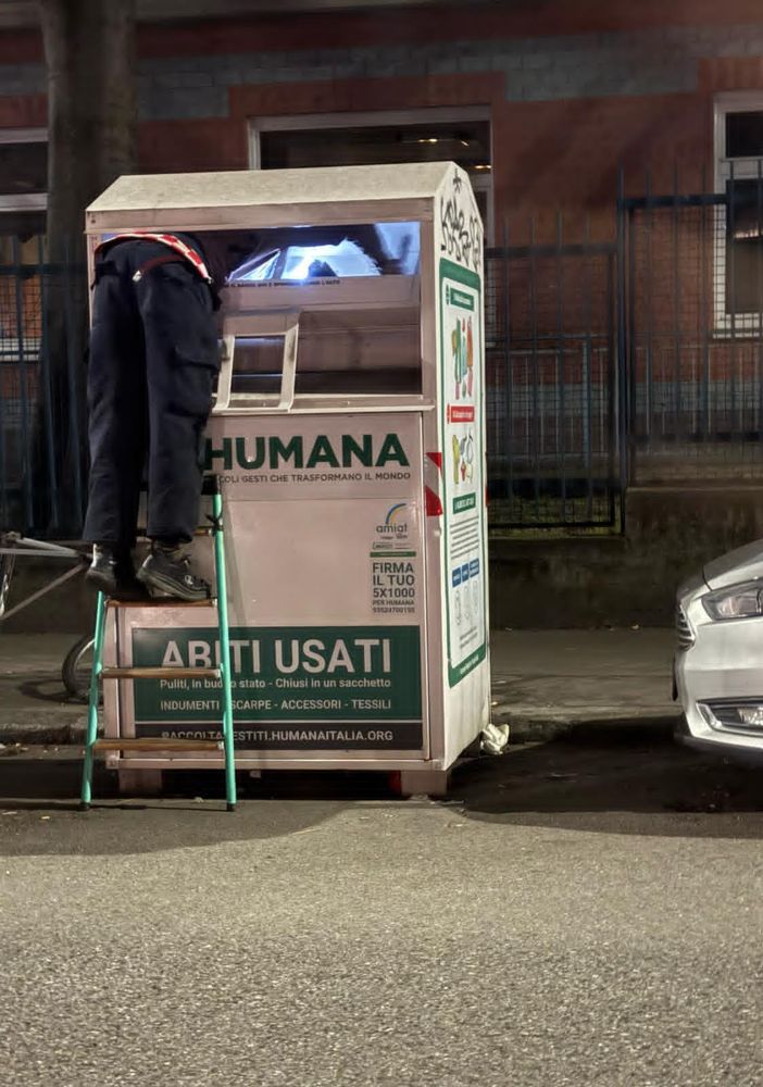 Assalto al cassonetto dei vestiti usati