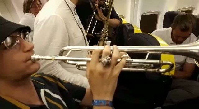 Centri asociali, concerto &quot;improvvisato&quot; a bordo del volo fermo a Malpensa per sciopero (VIDEO)