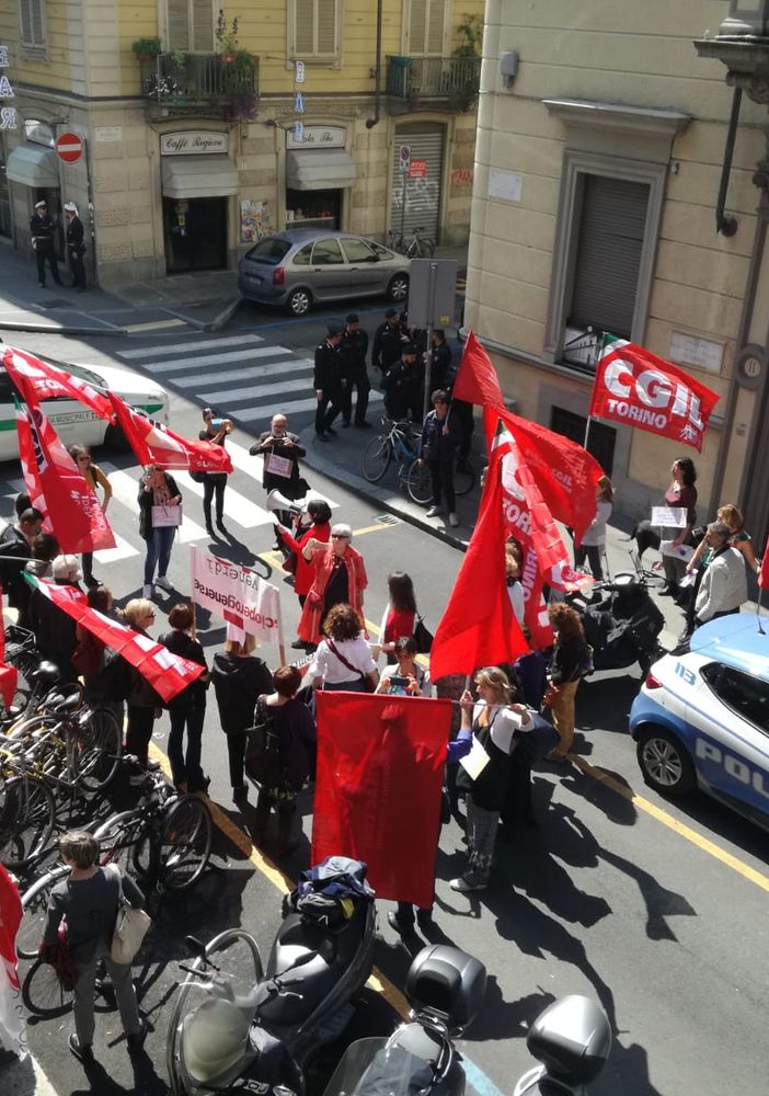 bandiere della Cgil in piazza