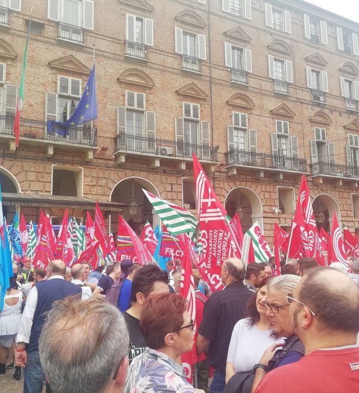&quot;Non si può e non si deve morire di lavoro&quot;: oltre 500 persone in presidio in piazza Castello