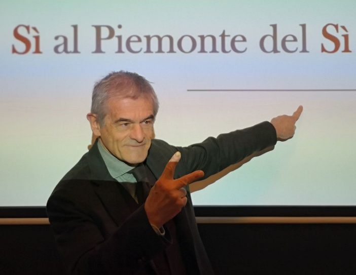 Regionali, Chiamparino scende in campo con il manifesto del sì: &quot;Non è negoziabile, ma non chiedo nessuna lista unica&quot; (VIDEO)