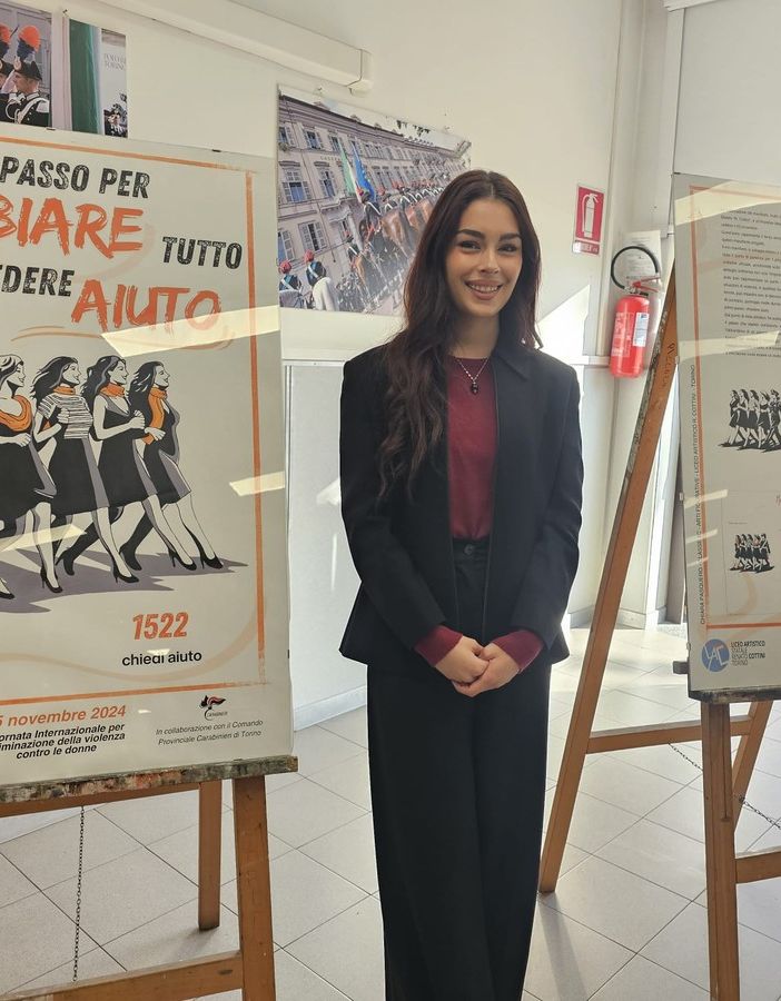 donna premiata davanti a una rappresentazione grafica