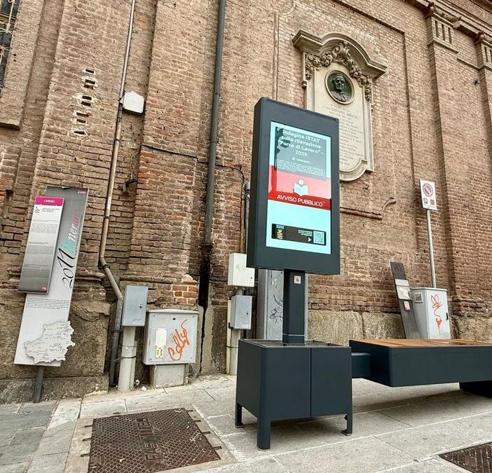 A Chieri installate 6 panchine 'Smart' nel centro storico