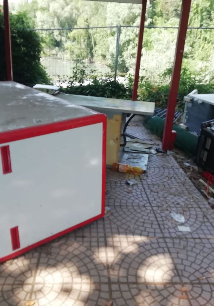 Nell'ex chiosco dimenticato gli abusivi smontano gli elettrodomestici rubati