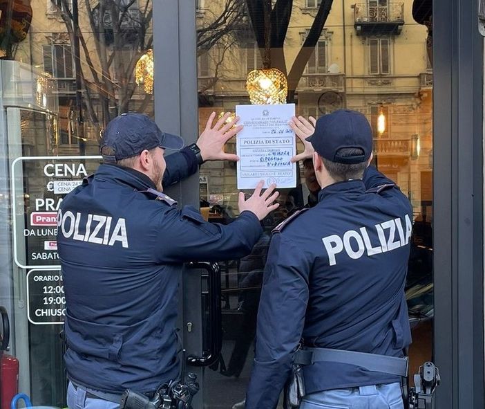 Sporcizia, cibo scaduto, addirittura un topo morto: la polizia chiude un ristorante giapponese di Borgo San Paolo