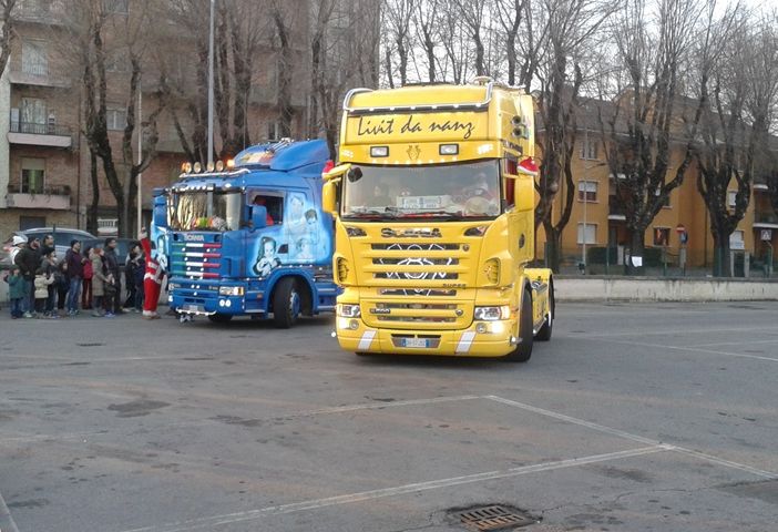 A Chivasso Babbo Natale arriva in camion, per i terremotati del Centro Italia