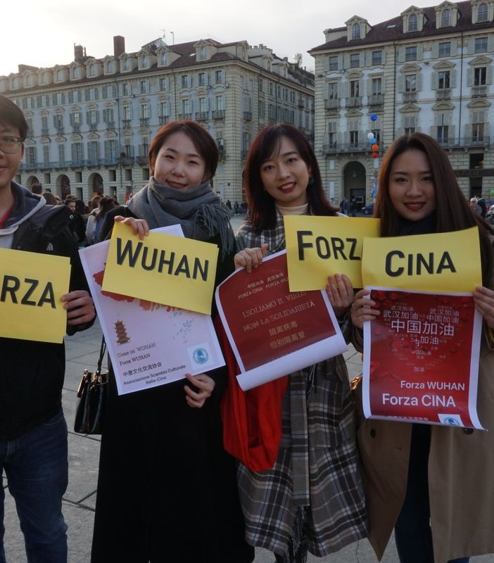 &quot;Sì alla solidarietà, no al razzismo. Forza Cina, Forza Wuhan!&quot;: pensieri dei partecipanti di oggi al Flash Mob in Piazza Castello organizzato dall’istituto Confucio [VIDEO]