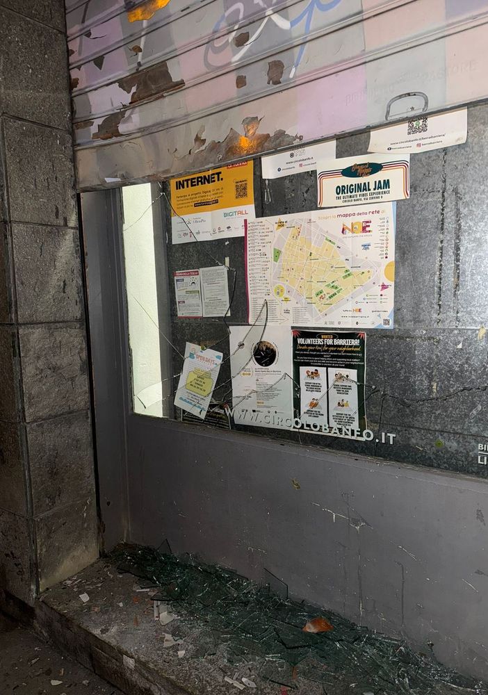 Il Circolo Arci Antonio Banfo circondato dalla solidarietà del quartiere dopo l'attacco con bomba carta
