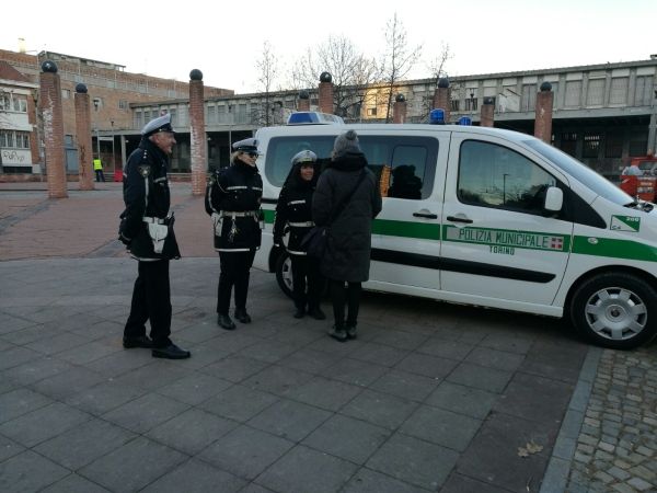 Maxi sequestro di profumi falsi da parte della polizia municipale