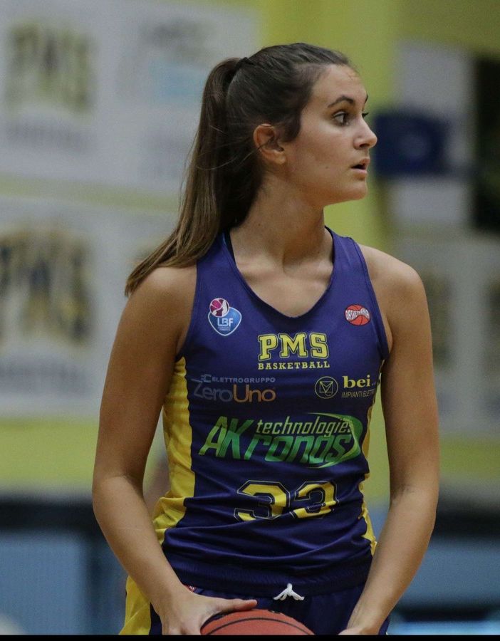 Basket femminile, la Akronos Moncalieri conferma la sua capitana: rinnova Claire Giacomelli