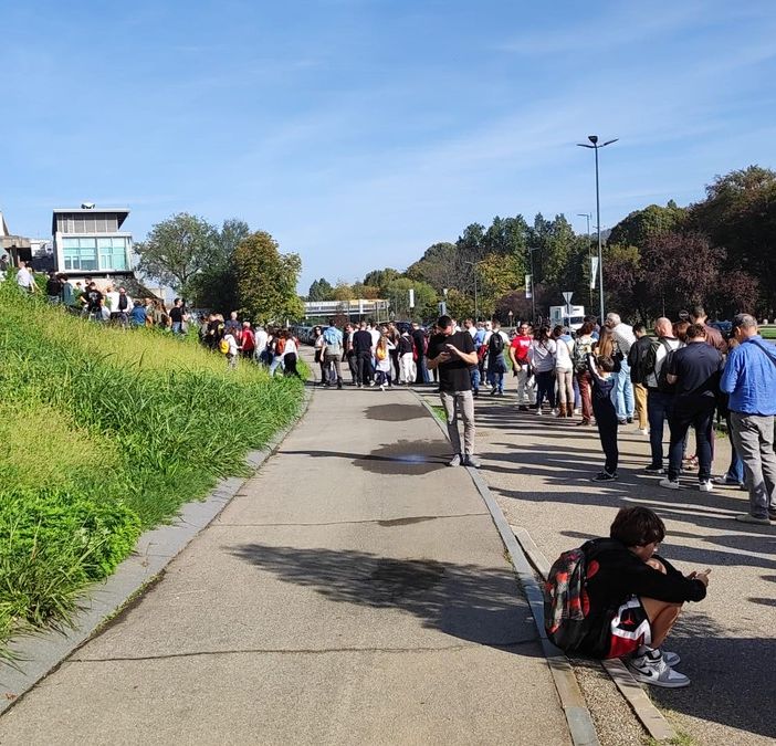 turisti in coda al mauto
