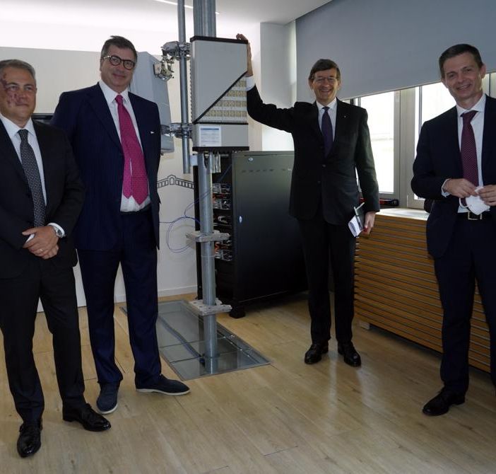 quattro persone in posa in un laboratorio
