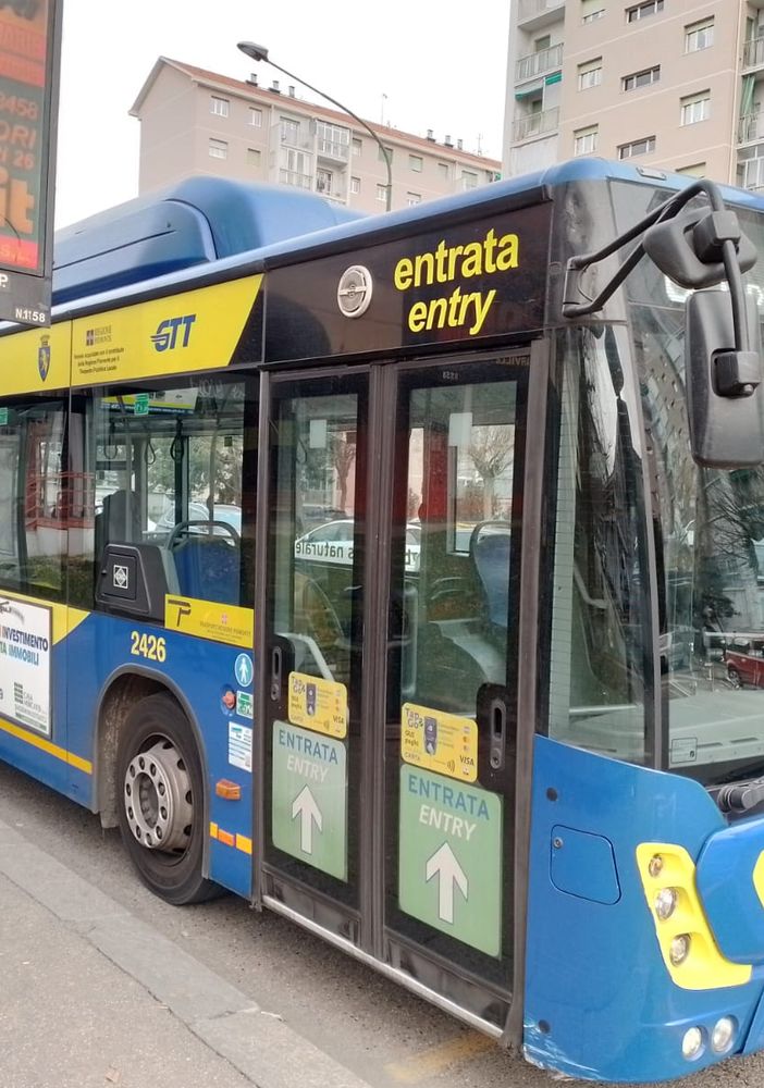 bus blu in primo piano