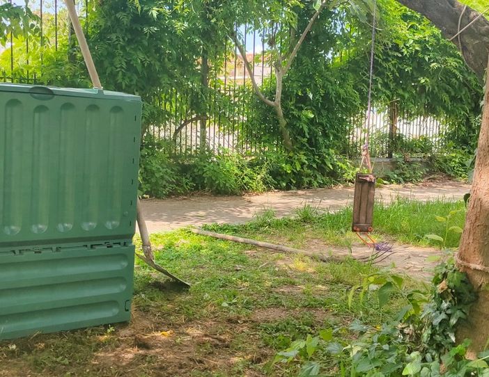 una compostiera in un orto urbano