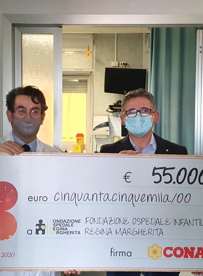 il simbolico assegno per il Regina Margherita