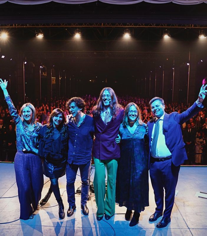 Persone sul palco delle Ogr