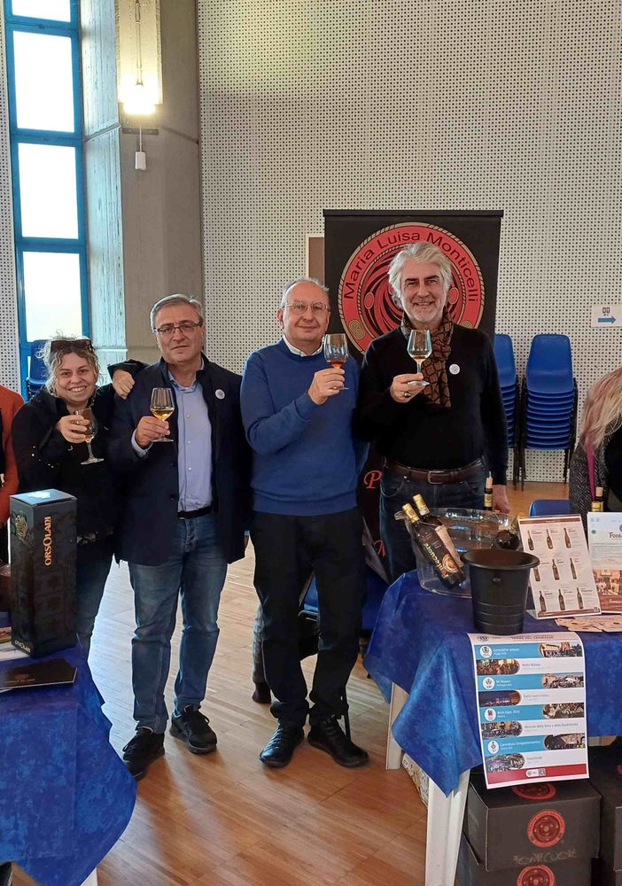 Foto di gruppo di persone a una presentazione ufficiale