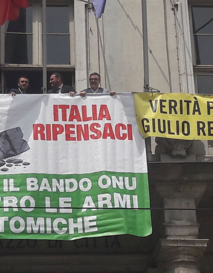 Torino dice &quot;no&quot; alle armi nucleari: striscione sul Comune
