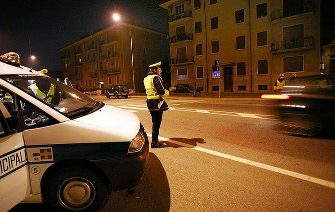 Brucia il rosso a fari spenti e con sette persone a bordo invece di quattro