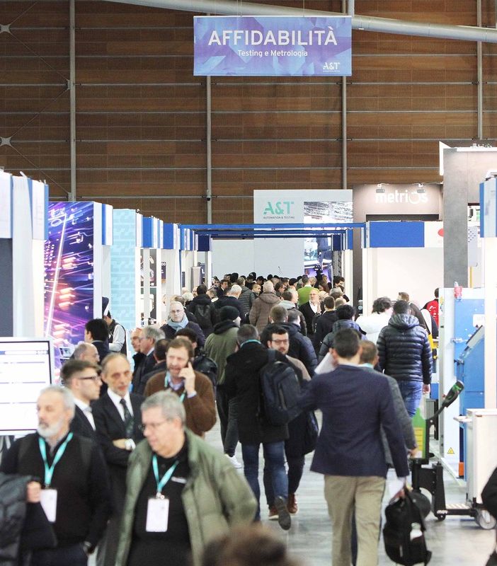gente tra gli stand